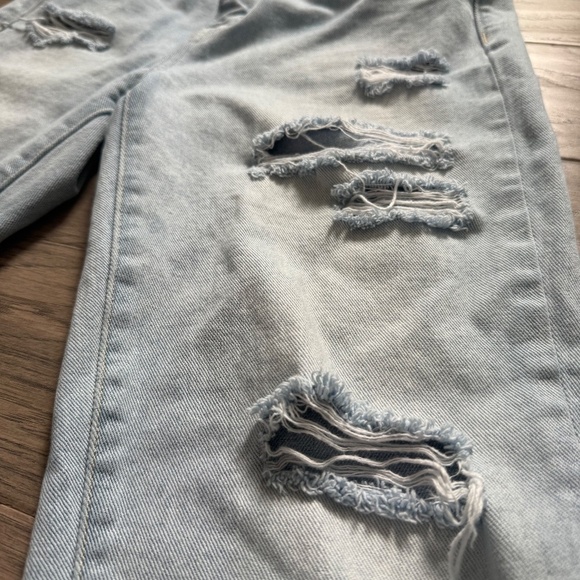 VERVET | Size 25 | Super High Rise Distressed Crop Straight Jeans (Light Blue) - Picture 4 of 9